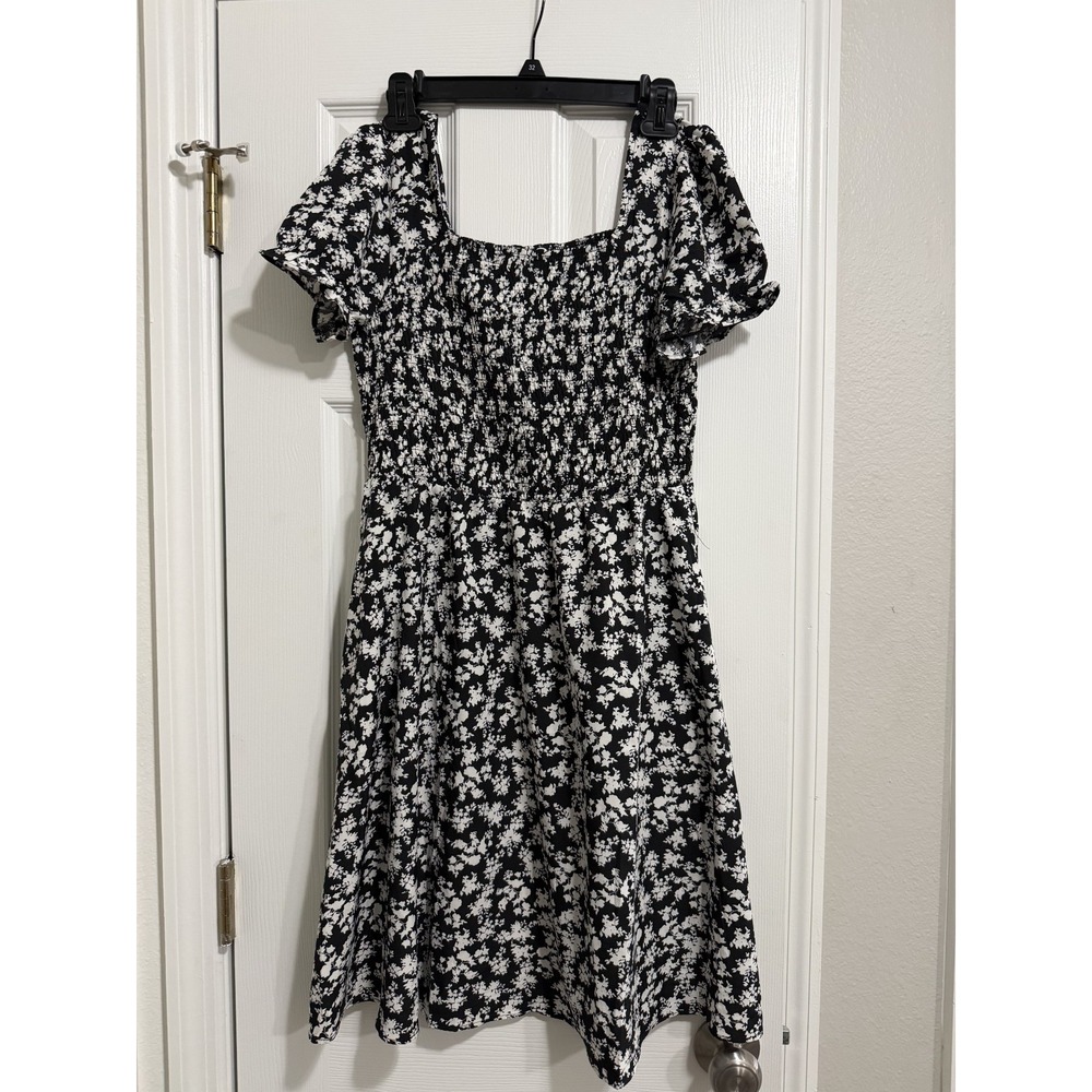 Berydress Womens Black White Floral Smocked Mini Dress Size M Puff Sleeve NWOT